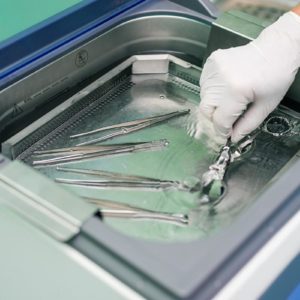 Bei der Reinigung von Instrumenten steht die desinfizierende Wirkung im Vordergrund (Foto: flywish, Fotolia)