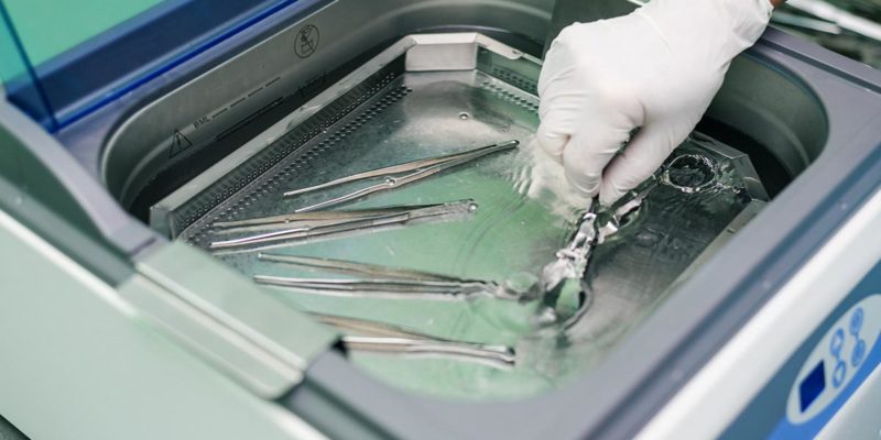 Bei der Reinigung von Instrumenten steht die desinfizierende Wirkung im Vordergrund (Foto: flywish, Fotolia)