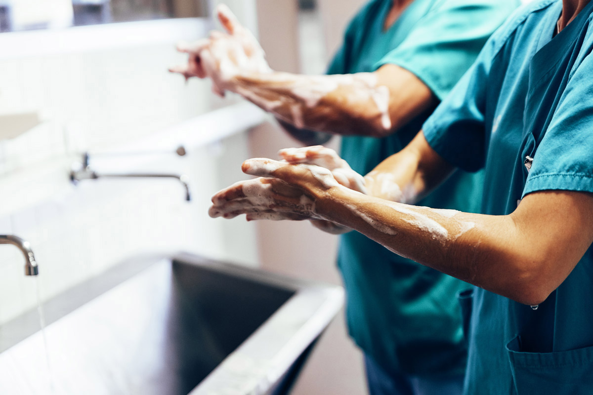 Ein Drittel der Krankenhausinfektionen ließe sich vermeiden – etwa durch bessere Hygiene (Foto: santyoan, Fotolia)
