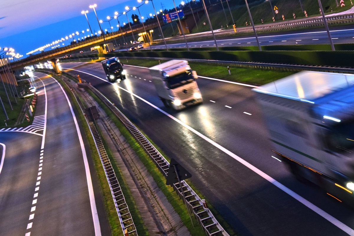 Das ADR legt alle Bereiche der sicheren Beförderung von Gefahrgütern auf der Straße fest. (Foto: monticellllo, Fotolia)