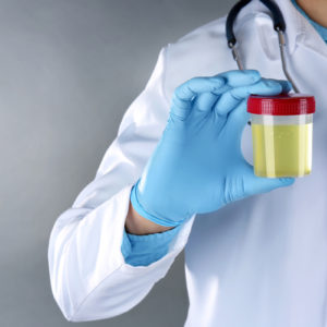 Prinzipiell dürfen nicht-infektiöse untersuchte Körperflüssigkeiten bei Einhaltung aller Hygienevorschriften in die Kanalisation eingeleitet werden. (Foto: Africa Studio, Fotolia)