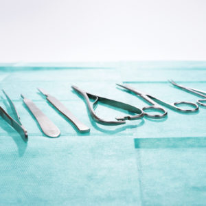 Infektiöser Abfall kann bspw. bei der Behandlung von Patienten entstehen, die mit meldepflichtigen Erregern behaftet sind. (Foto: kelifamily, Fotolia)