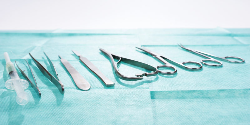 Infektiöser Abfall kann bspw. bei der Behandlung von Patienten entstehen, die mit meldepflichtigen Erregern behaftet sind. (Foto: kelifamily, Fotolia)