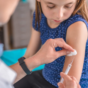 Zum Schutz vor Verletzungen und Infektionen müssen Ärzte die sichere Entsorgung von Spritzen in ihrer Praxis sicherstellen. (Foto: kerkezz, Fotolia)