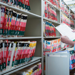Medizinische Einrichtungen müssen Verträge mit Auftragsverarbeitern, z. B. Entsorgern von Patientenakten und Röntgenfilmen, nach DSGVO erneuern. (Foto: xixinxing, Fotolia)