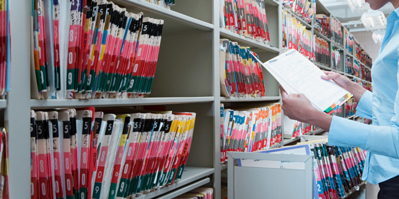Medizinische Einrichtungen müssen Verträge mit Auftragsverarbeitern, z. B. Entsorgern von Patientenakten und Röntgenfilmen, nach DSGVO erneuern. (Foto: xixinxing, Fotolia)