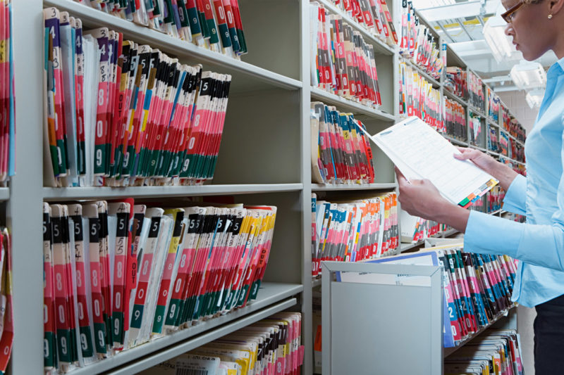 Medizinische Einrichtungen müssen Verträge mit Auftragsverarbeitern, z. B. Entsorgern von Patientenakten und Röntgenfilmen, nach DSGVO erneuern. (Foto: xixinxing, Fotolia)