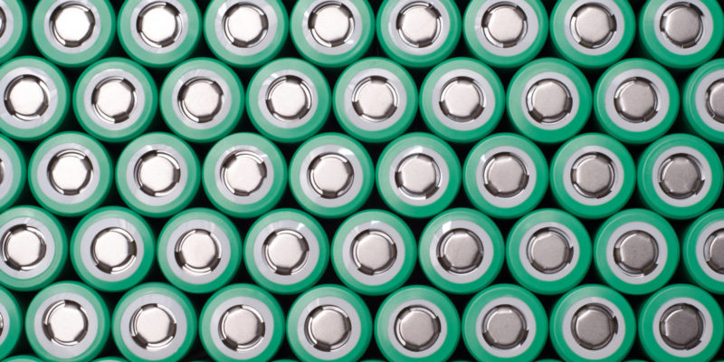 Lithium-Batterien sind mit vielen Sicherheitsrisiken verbunden, die Abfallbeauftragte genau kennen und bei der Entsorgung beachten müssen. (Foto: Bokeh Art Photo, Fotolia)