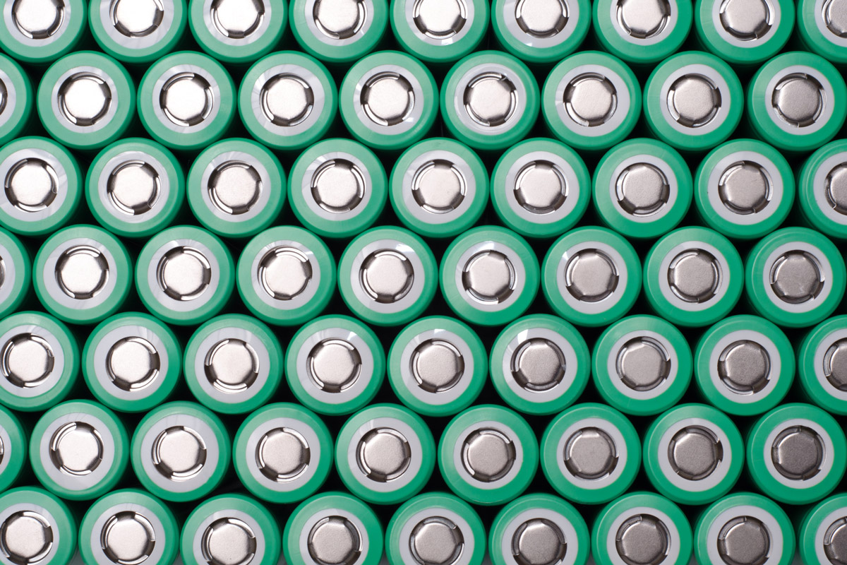 Lithium-Batterien sind mit vielen Sicherheitsrisiken verbunden, die Abfallbeauftragte genau kennen und bei der Entsorgung beachten müssen. (Foto: Bokeh Art Photo, Fotolia)