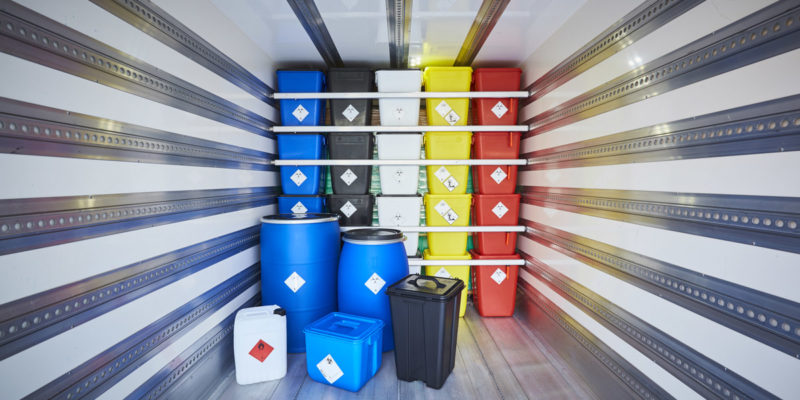Die Notwendigkeit einer Umverpackung ergibt sich aus der Gefahrstoffverordnung und dem ADR. (Foto: Joachim Stretz)