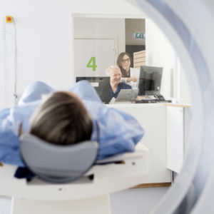 Bei intensiver Nutzung weist Strahlenschutzkleidung oft schon nach kurzer Zeit Beschädigungen auf, die die Abschirmwirkung beeinflussen können. (Foto: Tyler Olson, Fotolia)