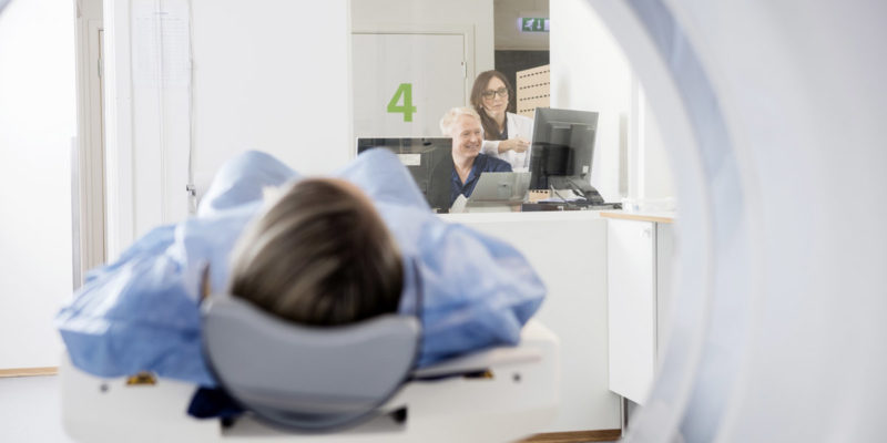 Bei intensiver Nutzung weist Strahlenschutzkleidung oft schon nach kurzer Zeit Beschädigungen auf, die die Abschirmwirkung beeinflussen können. (Foto: Tyler Olson, Fotolia)