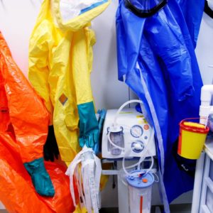 Während eines Einsatzfalles auf der Sonderisolierstation tragen Mediziner und Pflegekräfte spezielle Schutzanzüge. (Foto: Abfallmanager Medizin)