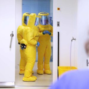 In regelmäßigen Schulungen und Übungen trainieren die Mitarbeiter des Universitätsklinikums Düsseldorf für den Einsatzfall der Sonderisolierstation. (Foto: Abfallmanager Medizin)
