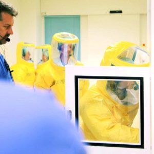 Stefan Boxnick, SIS-Koordinator der Sonderisolierstation in Düsseldorf, leitet die Mitarbeiter-Schulungen für den Einsatzfall an. (Foto: Abfallmanager Medizin)