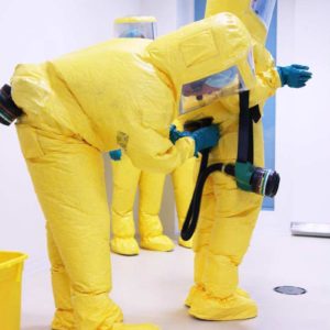 Die Schutzanzüge sind mit einer Frischluftversorgung ausgestattet. Im Anzug wird ein Überdruck hergestellt, so dass ggf. kontaminierte Luft nicht einströmen kann. (Foto: Abfallmanager Medizin)