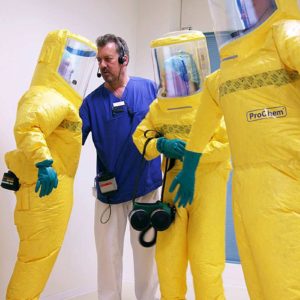 SIS-Koordinator Stefan Boxnick überprüft in der Übung, ob die Schutzanzüge korrekt sitzen. (Foto: Abfallmanager Medizin)