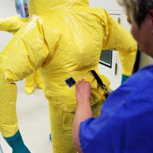 Ebenso Bestandteil der Übungen: Das Zerschneiden der Schutzanzüge nach Verlassen der SIS. (Foto: Abfallmanager Medizin)