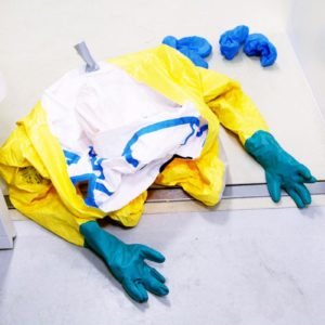 Korrekt entfernter Schutzanzug im Rahmen einer Übung. (Foto: Abfallmanager Medizin)