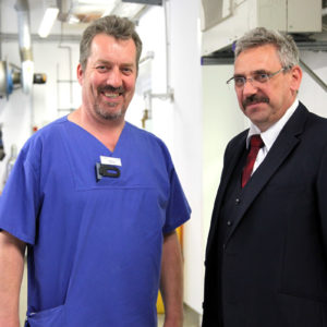 Ein starkes Team: SIS-Koordinator Stefan Boxnick (links im Bild) und Hans Peter Kiefler, Betriebsbeauftragter für Abfall, Gewässerschutz und Gefahrgut des Uniklinikums Düsseldorf. (Foto: Abfallmanager Medizin)
