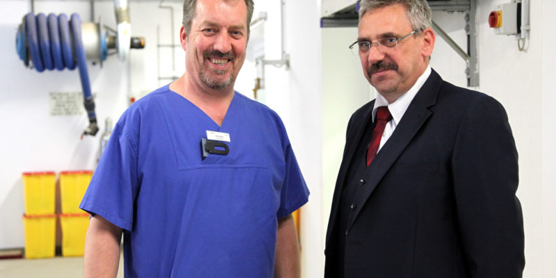 Ein starkes Team: SIS-Koordinator Stefan Boxnick (links im Bild) und Hans Peter Kiefler, Betriebsbeauftragter für Abfall, Gewässerschutz und Gefahrgut des Uniklinikums Düsseldorf. (Foto: Abfallmanager Medizin)