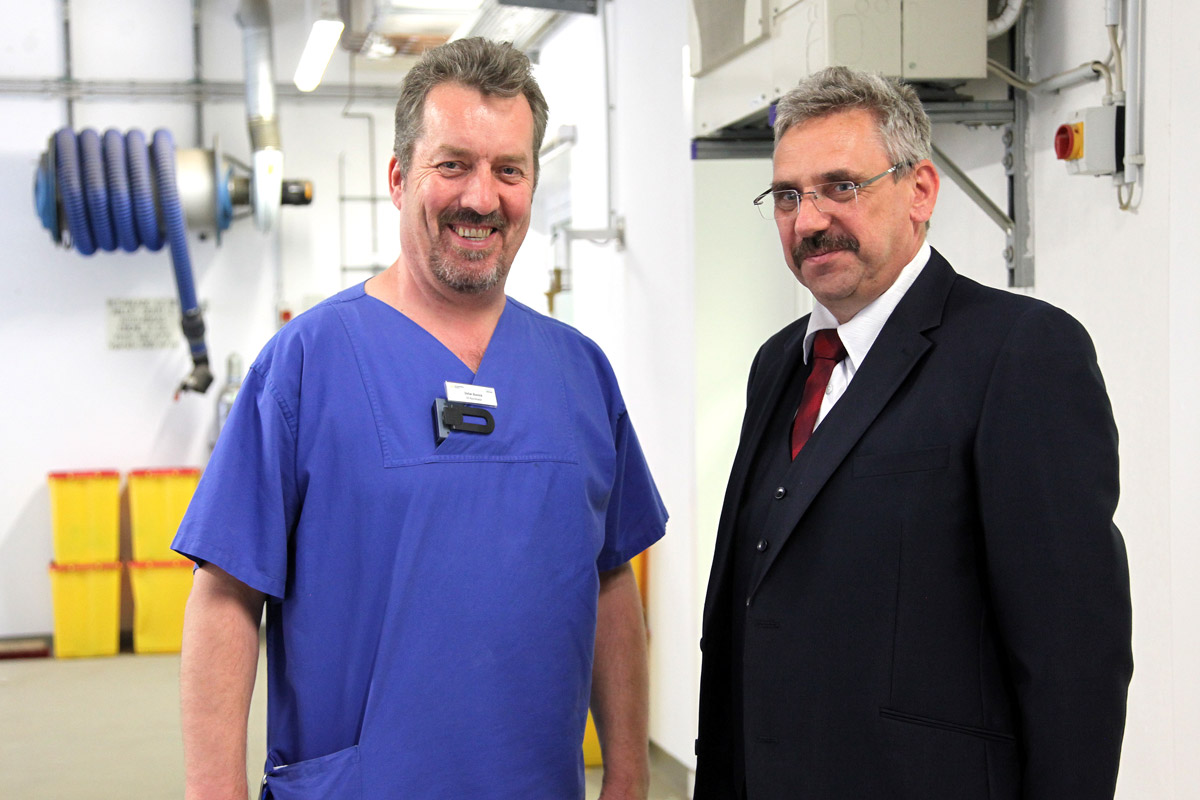 Ein starkes Team: SIS-Koordinator Stefan Boxnick (links im Bild) und Hans Peter Kiefler, Betriebsbeauftragter für Abfall, Gewässerschutz und Gefahrgut des Uniklinikums Düsseldorf. (Foto: Abfallmanager Medizin)