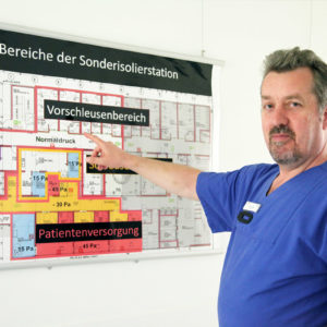 Stefan Boxnick zeigt die Bereiche der Sonderisolierstation des Universitätsklinikums Düsseldorf. (Foto: Abfallmanager Medizin)