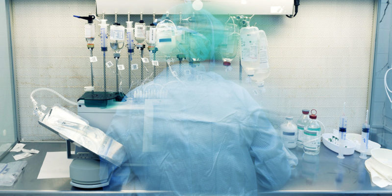 Die bei der Zubereitung und Anwendung von Zytostatika entstehenden Abfälle müssen mit besonderer Sorgfalt sicher beseitigt werden. (Foto: Herrndorff, Fotolia)