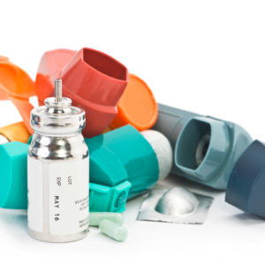 Leere Asthmadosieraerosole als Gefahrgut entsorgen (Foto: Sherry Young, Fotolia)