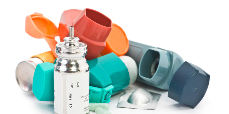 Leere Asthmadosieraerosole als Gefahrgut entsorgen (Foto: Sherry Young, Fotolia)