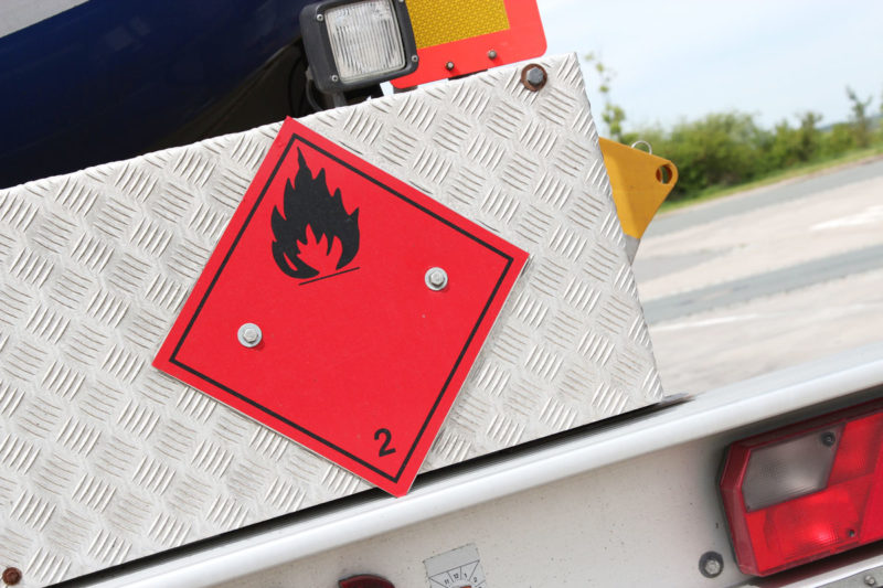 Der Transport gefährlicher Güter wird innerhalb Deutschlands durch das Gefahrgutbeförderungsgesetz geregelt (Foto: Björn Wylezich, Fotolia)