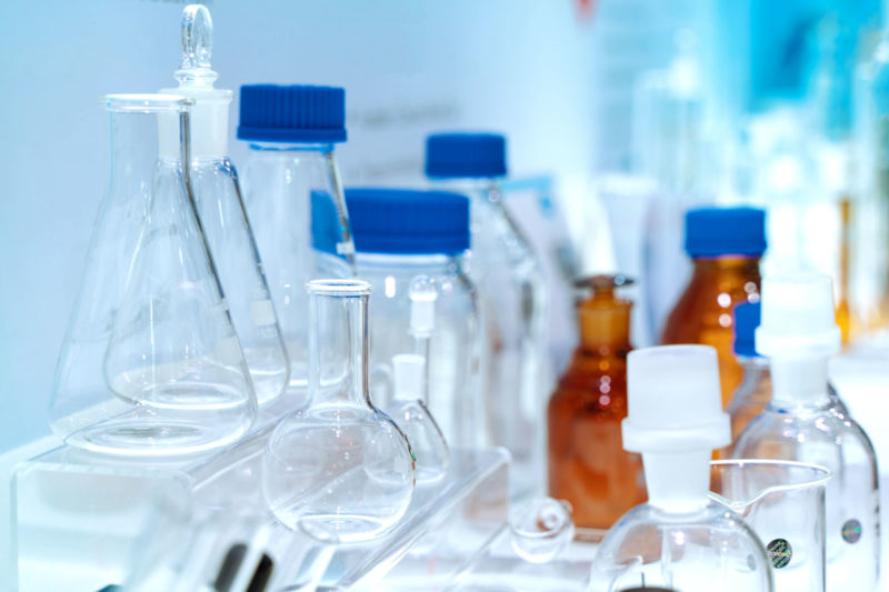 Halogenierte Lösemittel im Sinne des Gesetzes entsorgen (Foto: Aris Suwanmalee, Fotolia)