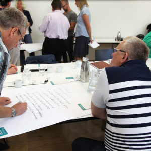 Den Teilnehmern fällt es nicht schwer, ihre Gedanken auf Papier zu bringen (Foto: Abfallmanager Medizin)