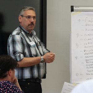 Hans Peter Kiefler aus Düsseldorf referiert darüber, wie eine perfekte Matrix aussehen müsste (Foto: Abfallmanager Medizin)