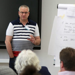 Andreas Junk aus Augsburg stellt die Ergebnisse seiner Gruppe vor (Foto: Abfallmanager Medizin)