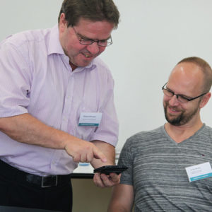 Roland Dittmann aus Leipzig erläutert Andy Binder aus Mönchengladbach die Matrix seines Hauses (Foto: Abfallmanager Medizin)