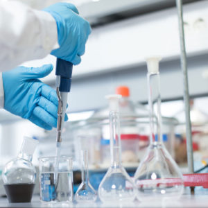 Chemikalien, die aus gefährlichen Stoffen bestehen oder solche enthalten (Foto: Trendsetter, AdobeStock)