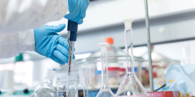 Chemikalien, die aus gefährlichen Stoffen bestehen oder solche enthalten (Foto: Trendsetter, AdobeStock)