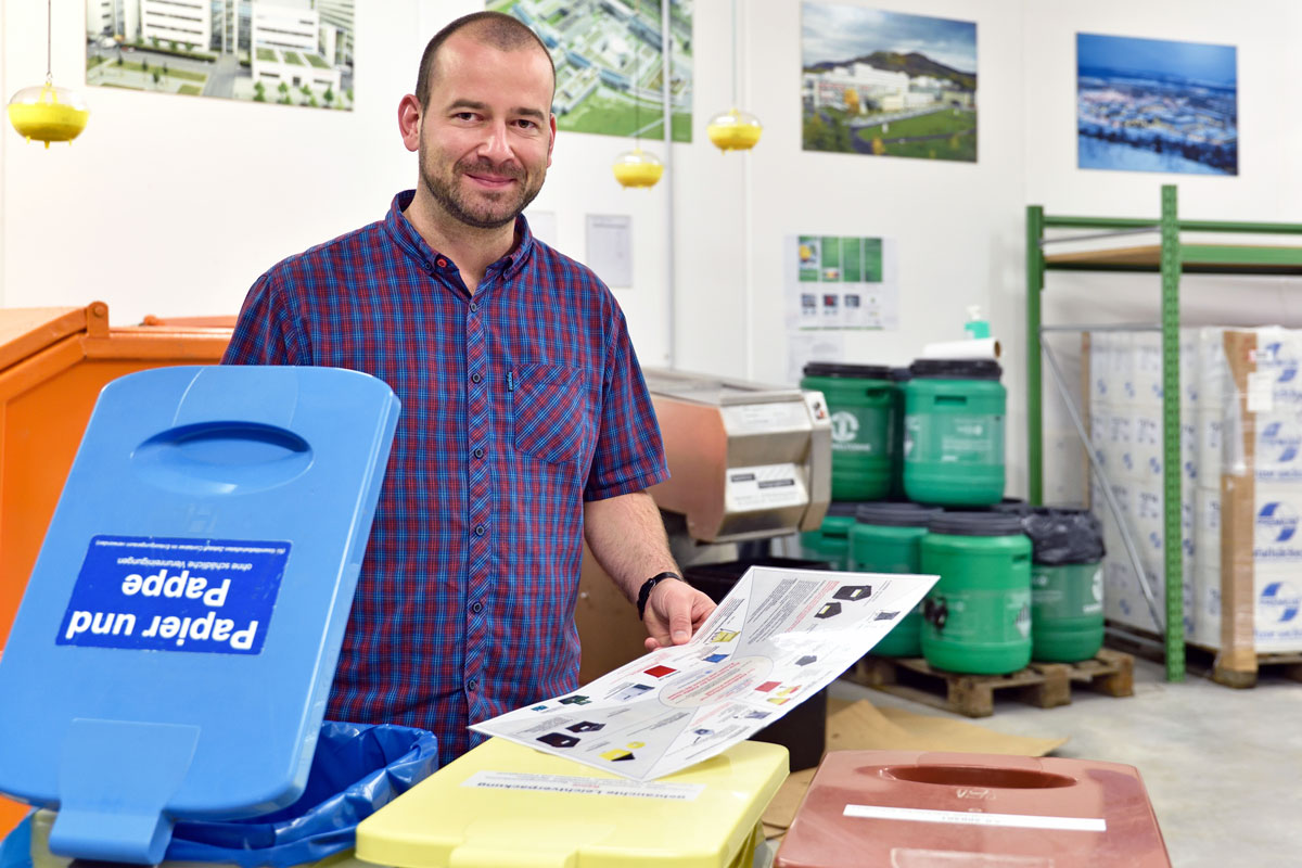 Dr. Marc Hoffmann, Leiter der Stabstelle Umweltschutz (Foto: Michael Szabó, UKJ)