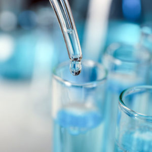 Chemikalienabfälle mit Ausnahme derjenigen, die unter 180106* fallen (Foto: New Africa, AdobeStock)