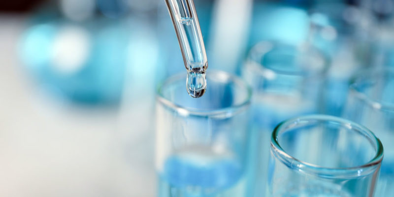 Chemikalienabfälle mit Ausnahme derjenigen, die unter 180106* fallen (Foto: New Africa, AdobeStock)
