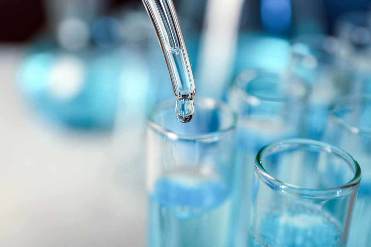Chemikalienabfälle mit Ausnahme derjenigen, die unter 180106* fallen (Foto: New Africa, AdobeStock)