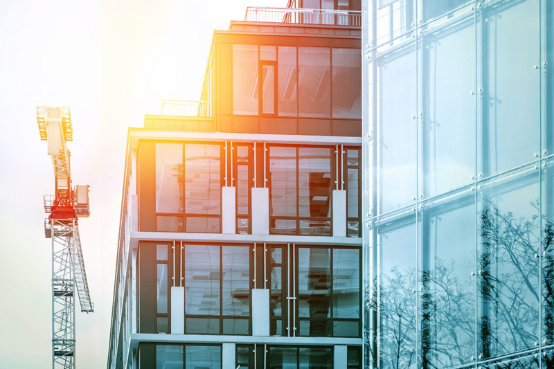 Wenn ein Krankenhaus (um-)gebaut wird, greifen Landesbauordnungen, Sonderbauvorschriften sowie viele weitere Gesetze, Verordnungen und Regelungen (Foto: zzzzo, AdobeStock)