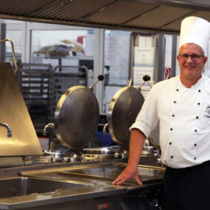 Küchenchef Carsten Henke bereitet täglich drei Wahlessen vor, die frei kombinierbar sind. Die Essenspläne schreibt der Küchenchef in Abstimmung mit der Ernährungs-Expertin im Haus (Foto: Abfallmanager Medizin)