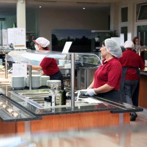 Damit der nötige Abstand auf Grund der geltenden Corona-Hygienerichtlinien eingehalten werden kann, erfolgt eine Einteilung der Etagen auf Essenszeiten. Bestückt werden die Teller vom Personal. Hier gilt: Weniger ist mehr - lieber noch einmal nachordern (Foto: Abfallmanager Medizin)