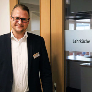 Verwaltungsleiter Tobias Schuchardt vor der Lehrküche in der Klinik Fallingbostel. Ernährung wird hier als ein wesentlicher Teil der Behandlung angesehen.