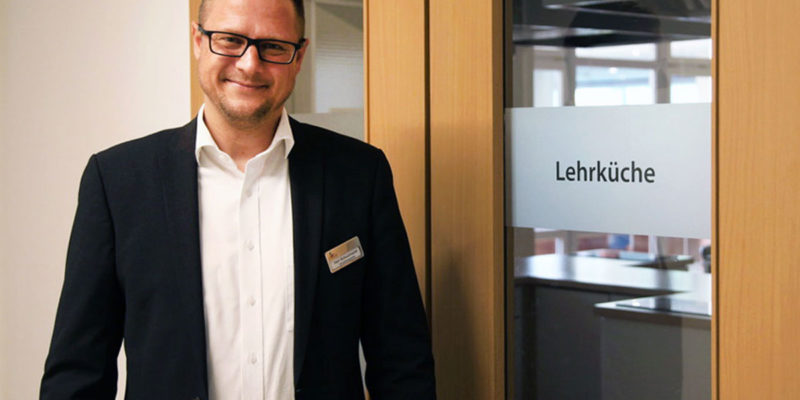 Verwaltungsleiter Tobias Schuchardt vor der Lehrküche in der Klinik Fallingbostel. Ernährung wird hier als ein wesentlicher Teil der Behandlung angesehen.