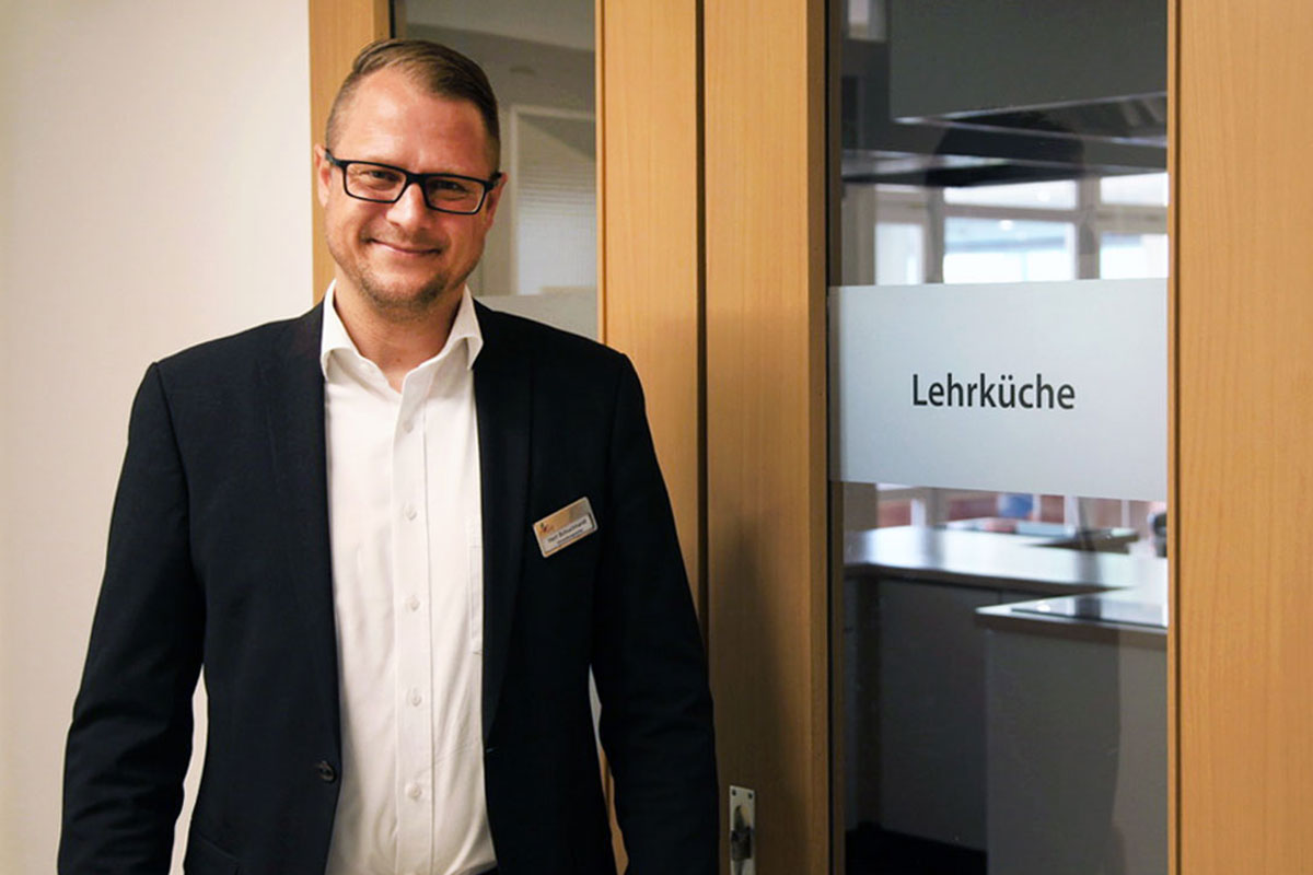 Verwaltungsleiter Tobias Schuchardt vor der Lehrküche in der Klinik Fallingbostel. Ernährung wird hier als ein wesentlicher Teil der Behandlung angesehen.