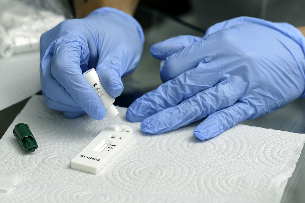 Die Entsorgung von Schnelltests erfolgt nach Abfallschlüssel 180104 (Foto: Celso Pupo, AdobeStock)