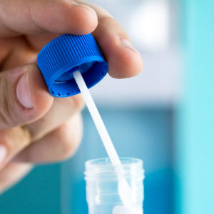 Potenziell infektiöses Material ist Sonderabfall (Foto: Kunstzeug, AdobeStock)